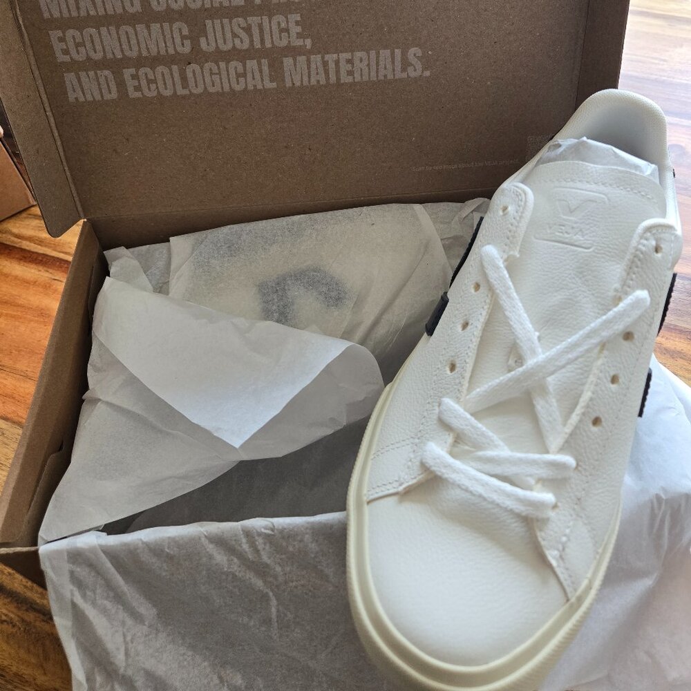 Veja Campo NEW womens size 8 (39 EUR)